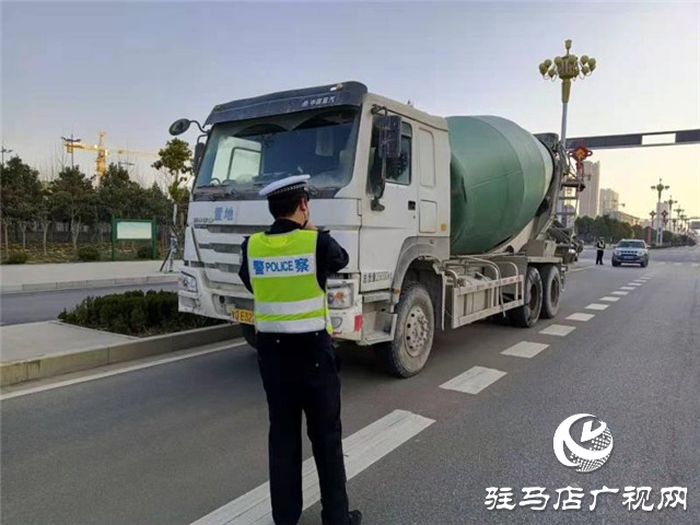 驻马店市示范区交警大队全力以赴保障元旦期间道路交通安全
