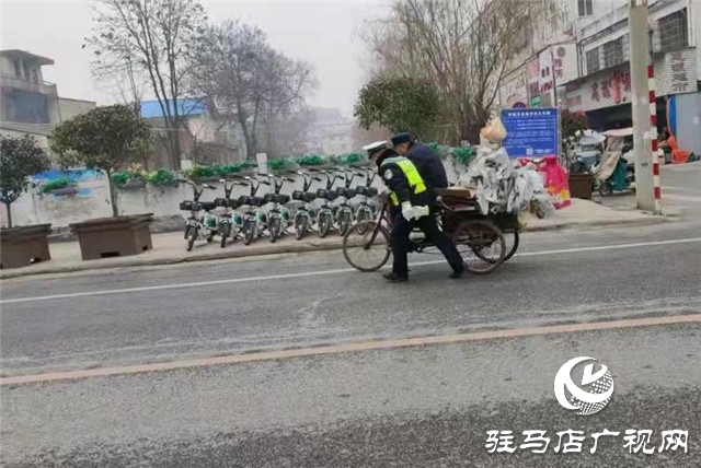 正阳交警帮助老人推车过马路…这个“背影”太暖了！