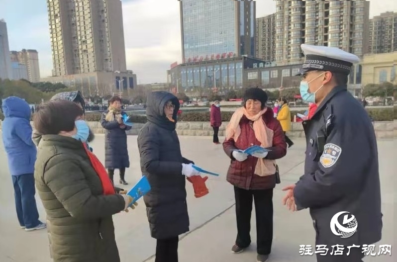 安全在于宣传 警察节驿城交警伴你行