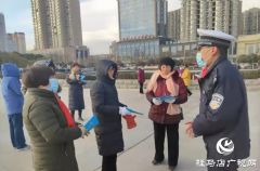 安全在于宣传 警察节驿城交警伴你行