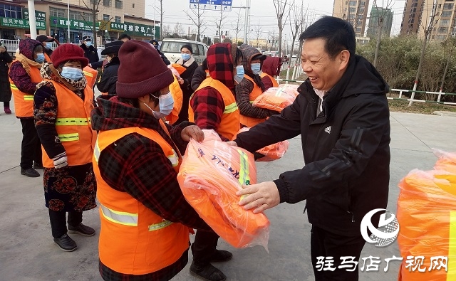 正阳县总工会：冬季送棉衣 情暖环卫工
