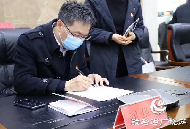 市政府副秘书长刘华伟现场接听“12345”热线