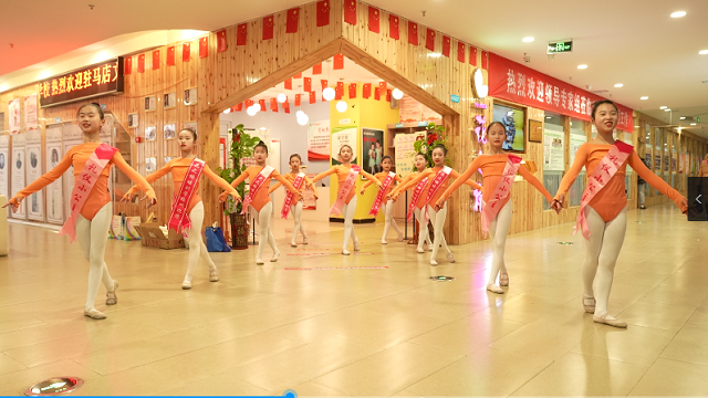 驻马店文艺名家支教服务队走进花之梧培训学校