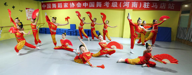 驻马店文艺名家支教服务队走进花之梧培训学校