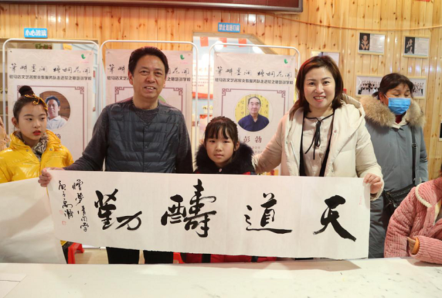 驻马店文艺名家支教服务队走进花之梧培训学校