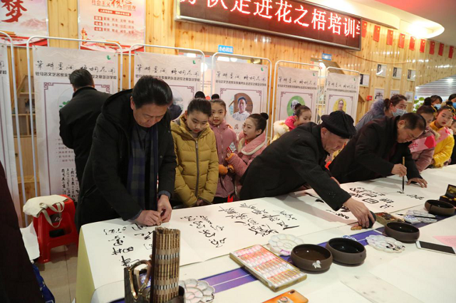 驻马店文艺名家支教服务队走进花之梧培训学校