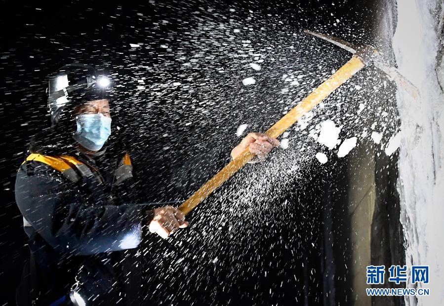严冬里的坚守——铁路线上的“破冰行动” 