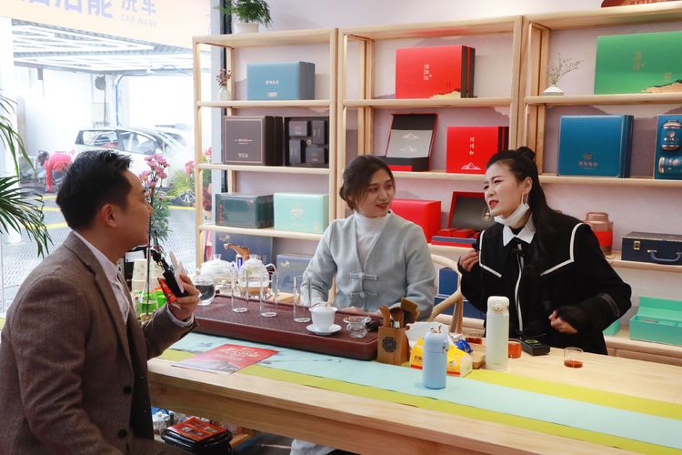 驻马店首家“网红”加油站—中油洁能华骏站盛大开业，加油充值福利满满