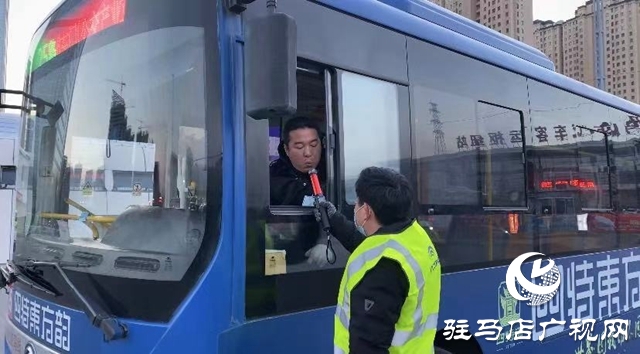 严把安全关，市公交公司对驾驶员上岗前进行酒精测试