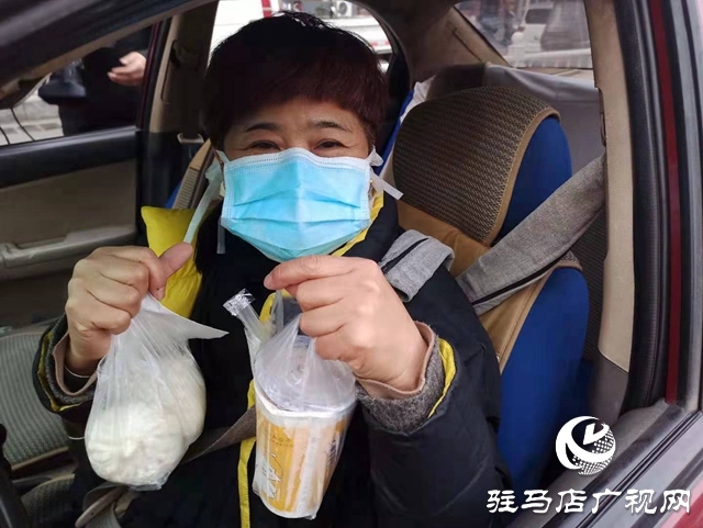 寒冷腊八节 暖暖爱心粥