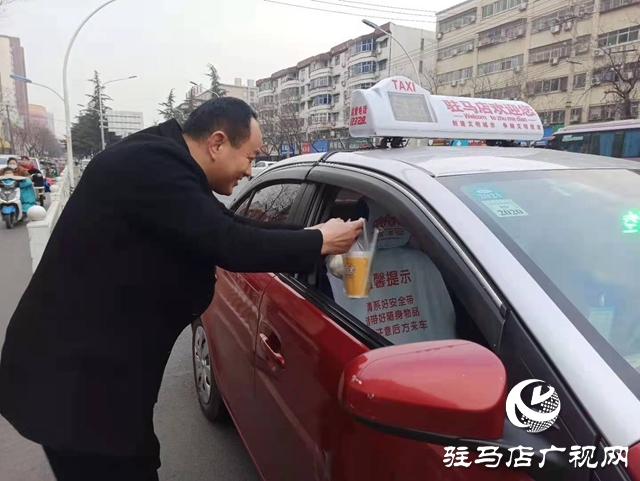 寒冷腊八节 暖暖爱心粥