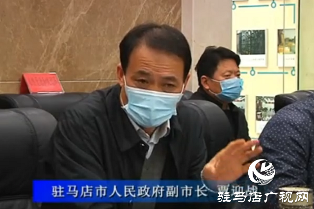 驻马店：路面大坑有危险 “12345”现场解民患
