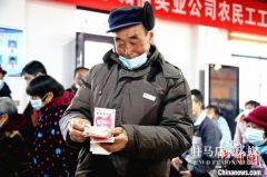 300多名茶农家门口务工 喜笑颜开领工资