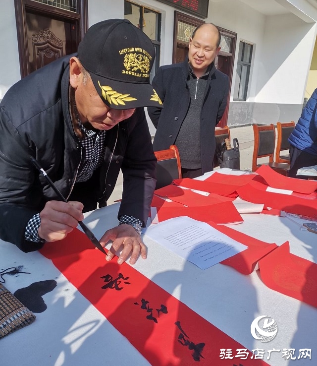 上蔡：义写春联送祝福 刘庄村里年味浓