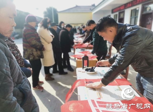 上蔡：义写春联送祝福 刘庄村里年味浓
