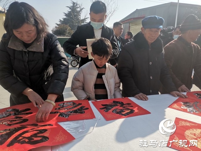 上蔡：义写春联送祝福 刘庄村里年味浓