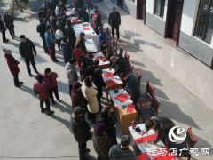 上蔡：义写春联送祝福 刘庄村里年味浓