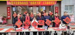 驻马店：义写春联送祝福 浓浓墨香迎新春