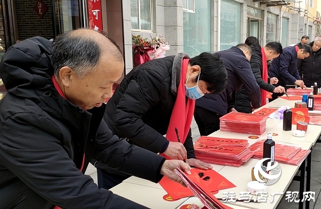 驻马店：义写春联送祝福 浓浓墨香迎新春