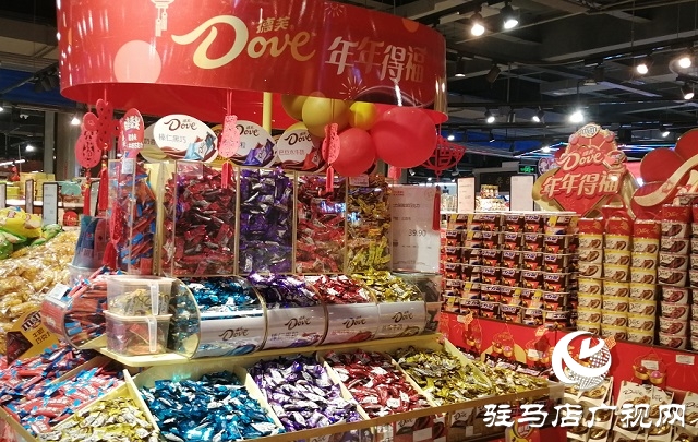 驻马店：张灯结彩年味浓 年货市场迎春忙