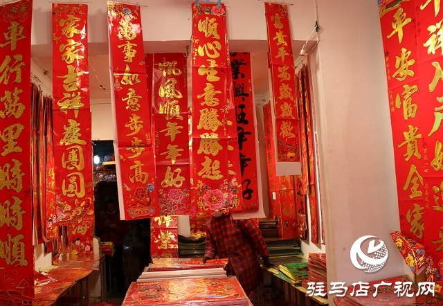 驻马店：张灯结彩年味浓 年货市场迎春忙
