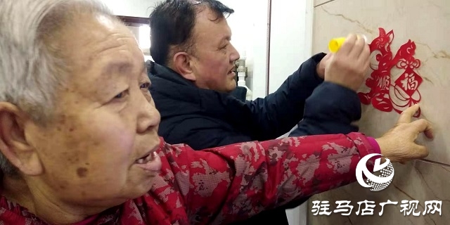 新春剪纸送祝福 居民携手庆佳节