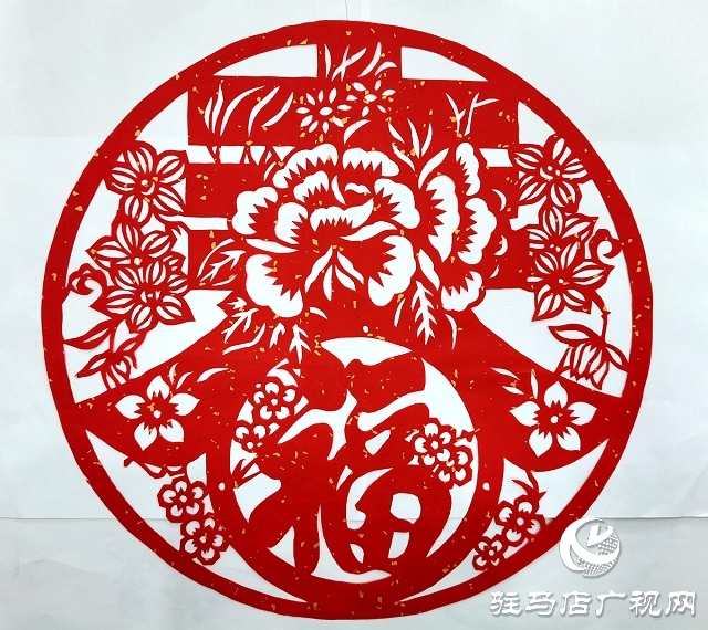 新春剪纸送祝福 居民携手庆佳节