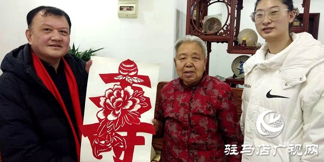 新春剪纸送祝福 居民携手庆佳节