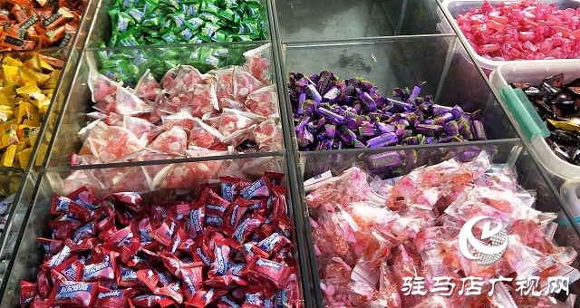 春节将至年味浓 市民选购年货忙