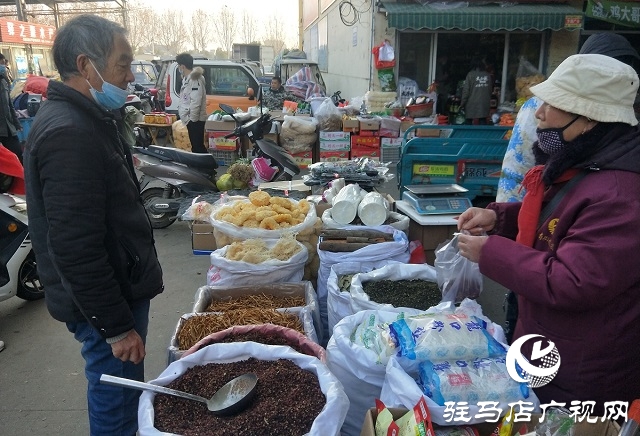 春节将至年味浓 市民选购年货忙
