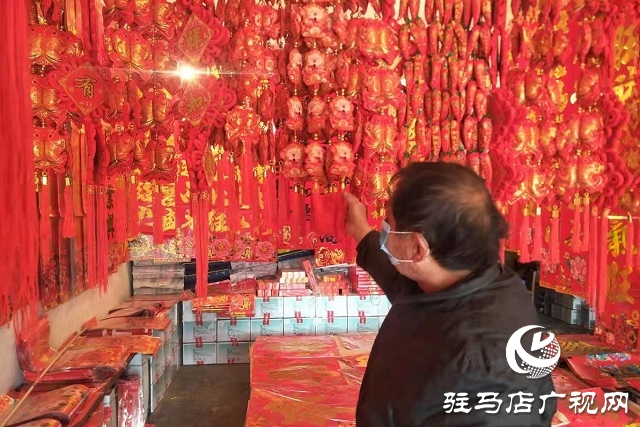 春节将至年味浓 市民选购年货忙