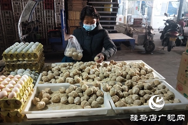 春节将至年味浓 市民选购年货忙