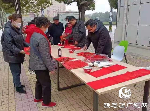 春联送福暖人心 浓浓墨香迎新春 