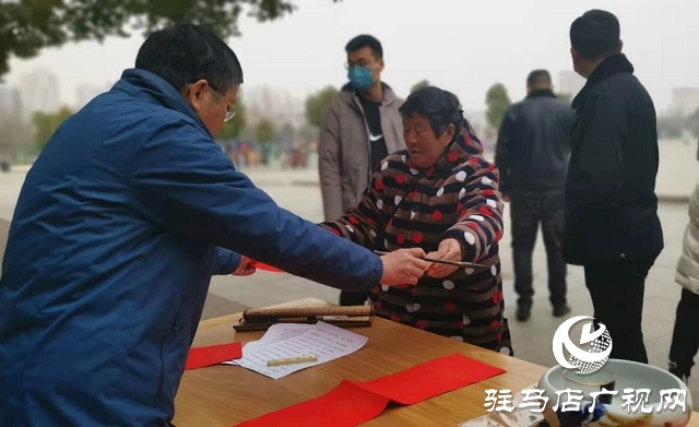 春联送福暖人心 浓浓墨香迎新春 