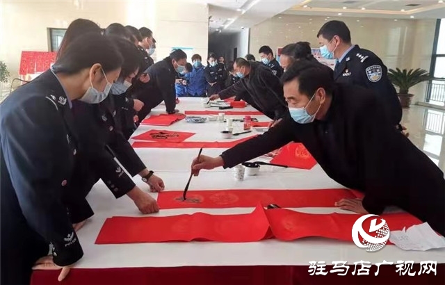 新年春联进警营 翰墨书香暖警心