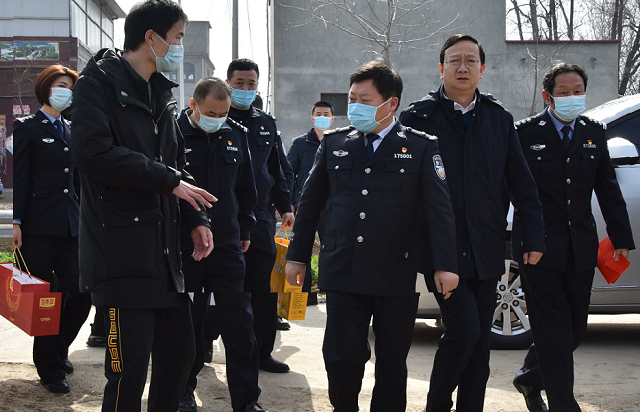 王钦胜到平舆县看望慰问 负伤民警李培伦