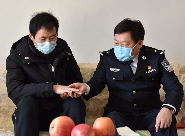 王钦胜到平舆县看望慰问 负伤民警李培伦