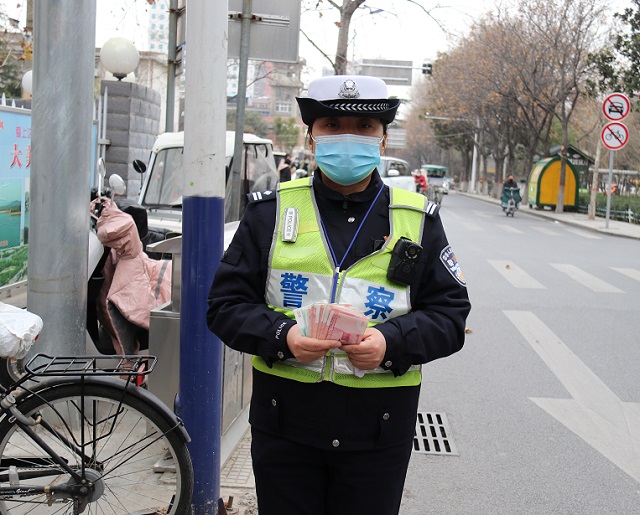 民警执勤捡现金，急盼失主来认领