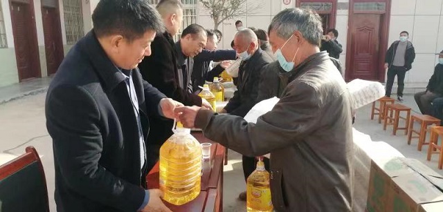 慰问贫困户 真情帮扶暖人心