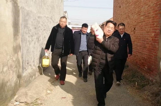 慰问贫困户 真情帮扶暖人心