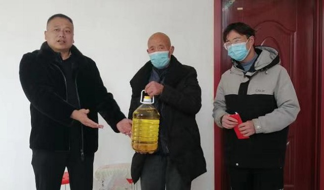 慰问贫困户 真情帮扶暖人心