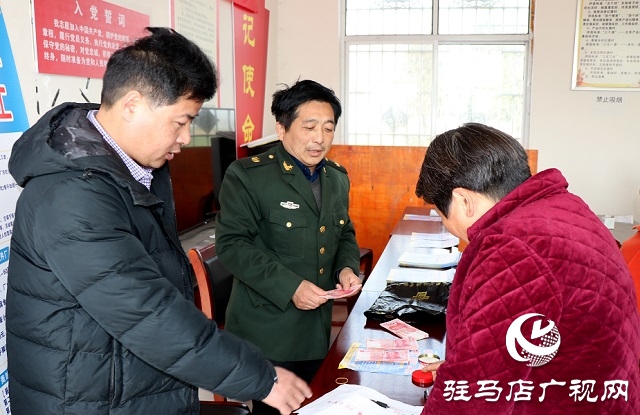 上蔡县洙湖镇贫困户喜领食用菌产业分红