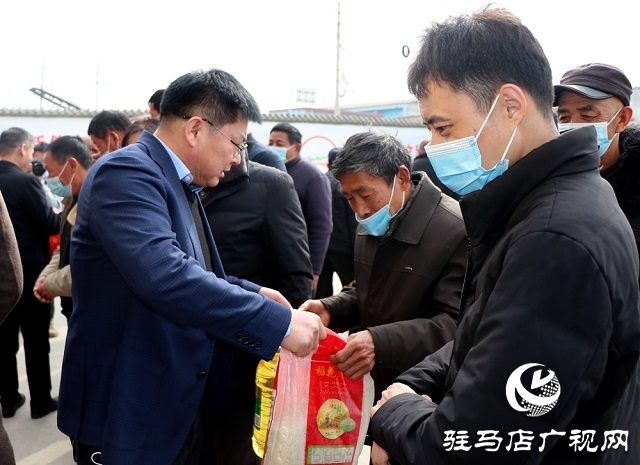 送物资 献祝福 新春慰问来到小靳庄