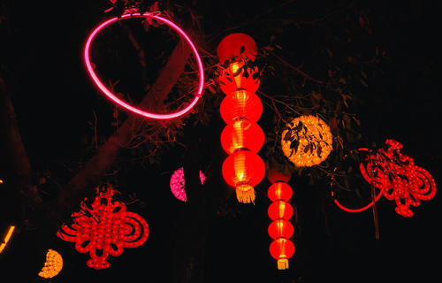 张灯结彩迎新春 流光溢彩年味浓
