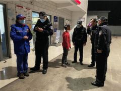 8岁男孩与哥哥赌气除夕暴走 警察蜀黍助他回家
