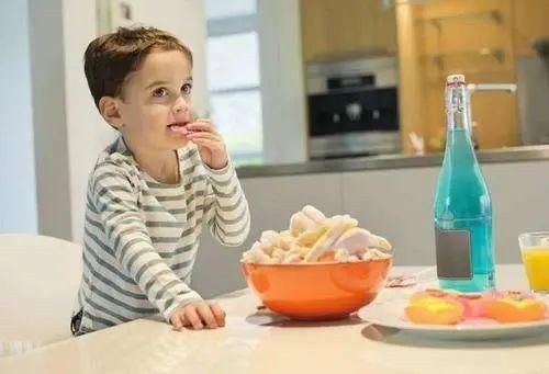 给孩子选零食别忘“三看”