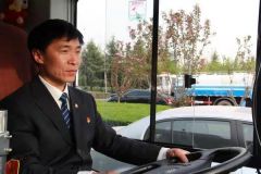 河南仅两人获评！郑州205路公交车长徐亚平这样学雷锋