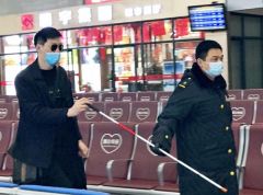 驻马店高铁站暖心一幕：盲人乘高铁 他们是“眼睛”