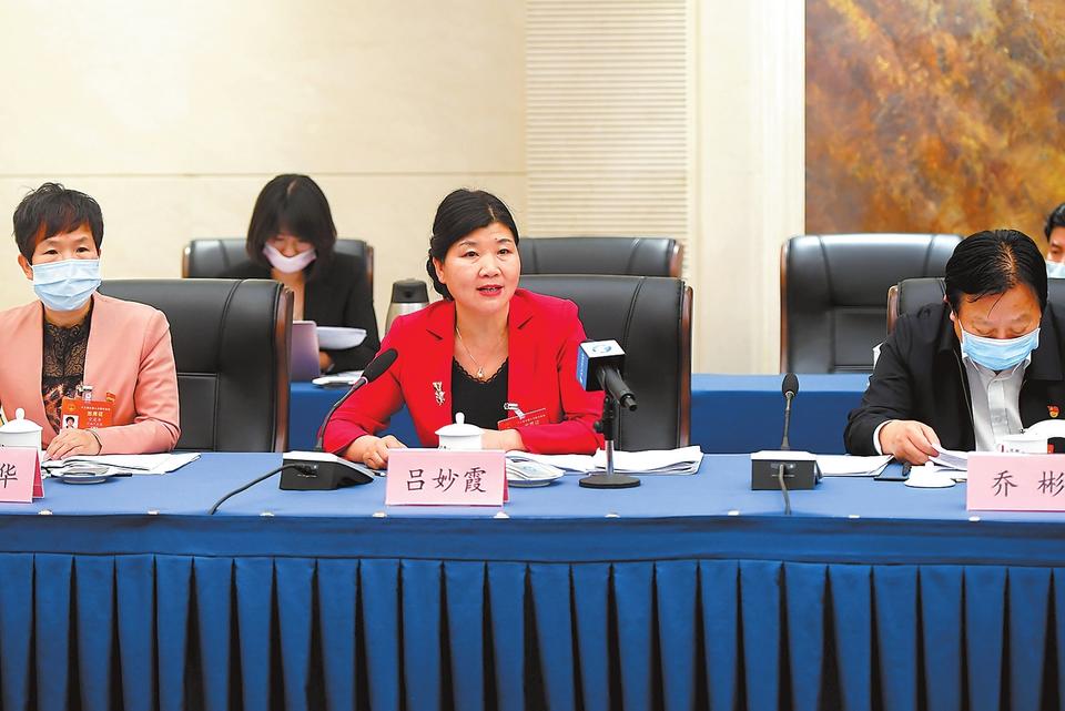 两会影像丨河南代表团举行小组会议
