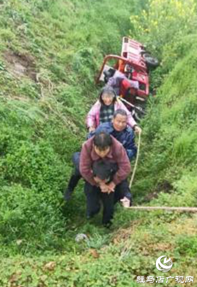 老人翻车坠入深沟 平舆民警冒雨紧急施救